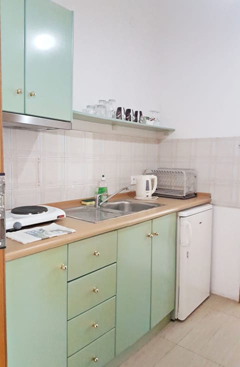 Fridge, stovetop, coffee/tea maker, electric kettle