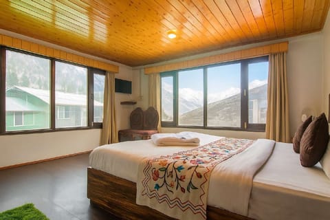 Deluxe Double Room, Multiple Beds | Laptop workspace, WiFi (free)