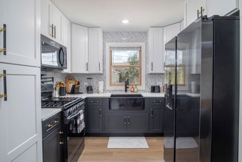 House (1 Bedroom) | Private kitchen | Microwave, oven, stovetop, dishwasher