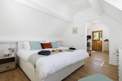 The bedroom with a 6' super-king size zip and link bed (can be configured into twin 3' singles on request)