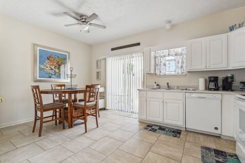 House (Beach Walkers) | 2 bedrooms, free WiFi