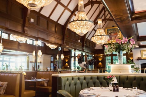 2 restaurants, breakfast served