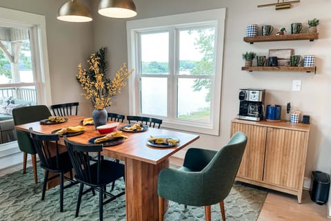 Dining Room and Coffee bar at the Mallards Nest