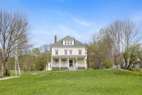 Come experience all the White Mountains have to offer from the comfort and charm of this unforgettable vacation home.