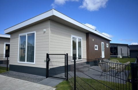 Front with garden of Holiday park De Zeeuwse Parel - Zeebaars