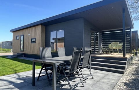 Front and garden of Holiday Park De Zeeuwse Parel - Dijkzicht
