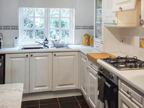 Kitchen with breakfast table | Cerdd Y Mor, Tenby
