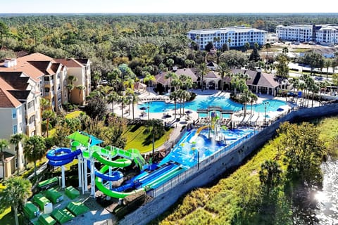 Windsor Hills waterpark—lagoon pool, waterslides & splash zone; 2 mi to Disney