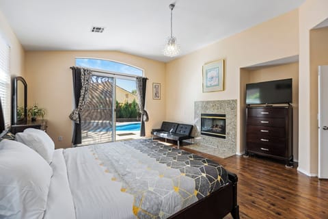 Master bedroom 1st floor. King size bed. Smart TV.