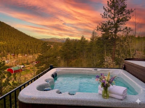 Sunset views, hot tub Spring 2026