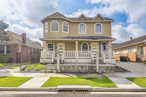 Houston Vacation Rental | 3BR | 2BA | 800 Sq Ft