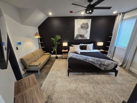 Spacious Luxury Master Suite /with Futon/Desk area