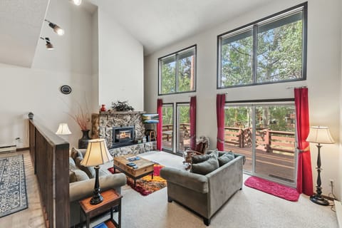 Living room: Main floor, gas fireplace, Smart TV, large windows, deck and mountain views