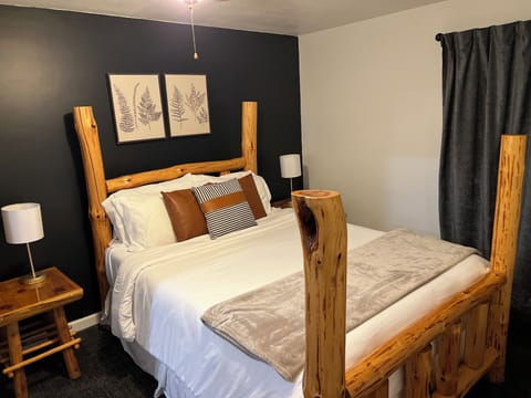 Bedroom with Queen bed