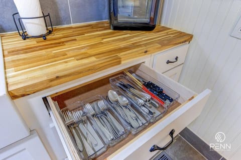 Find everything you need to cook and dine comfortably right at your fingertips.