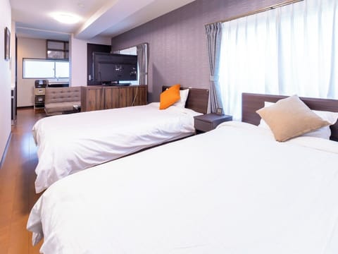 ・[Twin A/Bed] Greet your morning with a large window and a spacious bed.