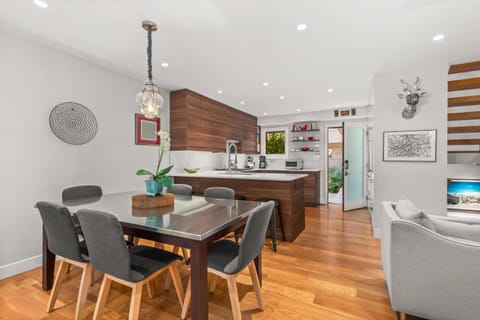 The dining area has a large table for 6 and a breakfast bar by the kitchen counter