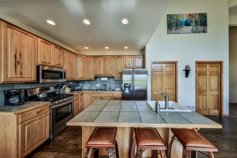 Fully equipped kitchen with bar seating