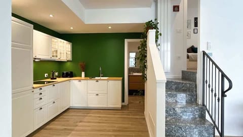Fully-equipped independent kitchen