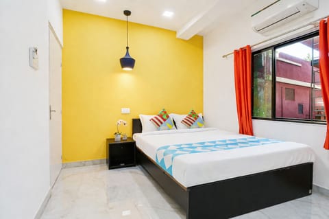 Hypo-allergenic bedding, in-room safe, desk, soundproofing
