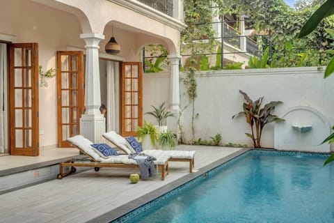 12 outdoor pools