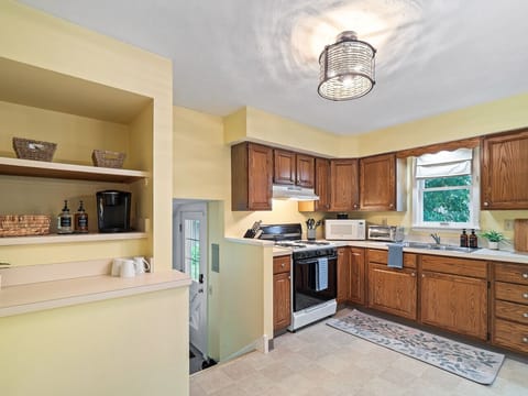 Spacious kitchen with full appliances & coffee station—perfect for home-cooked meals ☕🍳