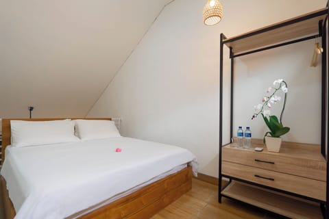 Deluxe Studio, Balcony, Pool View | Desk, free WiFi