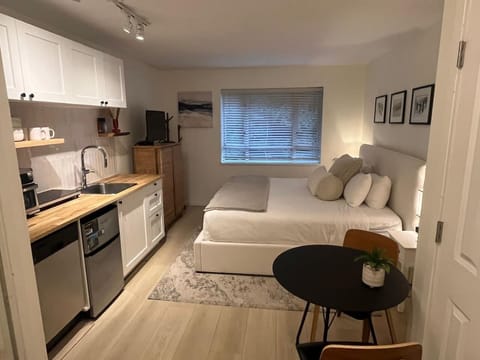 A stylish and comfortable studio in a prime location—perfect for couples, solo travelers, or a relaxing getaway.