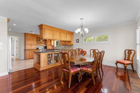 House, Multiple Beds (Sunrise on Halifax) | Dining