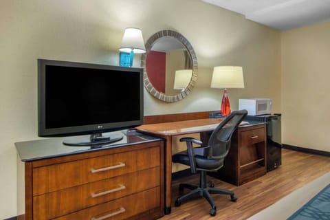 Standard Room, 1 King Bed, Non Smoking | Laptop workspace, blackout drapes, soundproofing, iron/ironing board