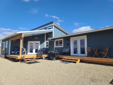 Welcome! Enjoy grill, pizza oven, and a shared fire pit to enjoy the view!