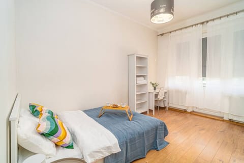 Bedroom with Queen Bed | Book Now with RENTUJEMY.COM