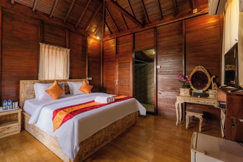 Superior Double Room, Garden View | Desk, free WiFi