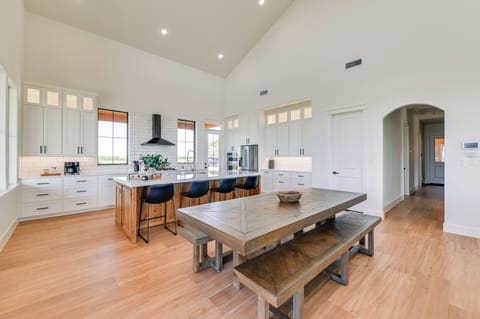 Dining Area | Kitchen | Dual Keurig & Drip Coffee Maker | Dishwasher