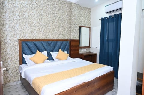 Deluxe Double Room | Rollaway beds, free WiFi, bed sheets