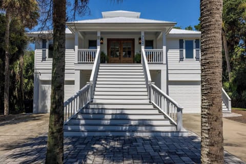 712 Sea Dragon-Completely updated modern home steps from beach access with HOT TUB!