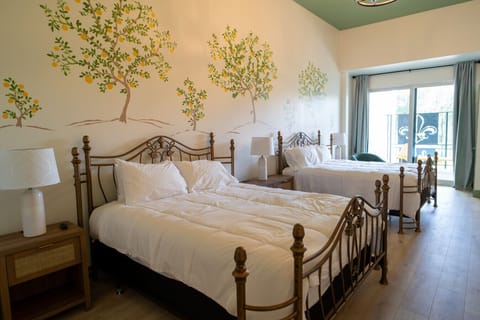 Spacious double room with 2 King beds and covered balcony in walkable Ocean Springs