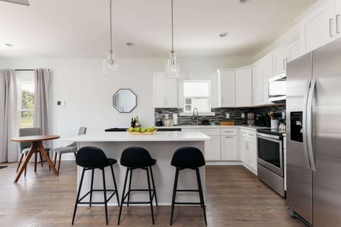 Fully equipped kitchen with island seating for 3