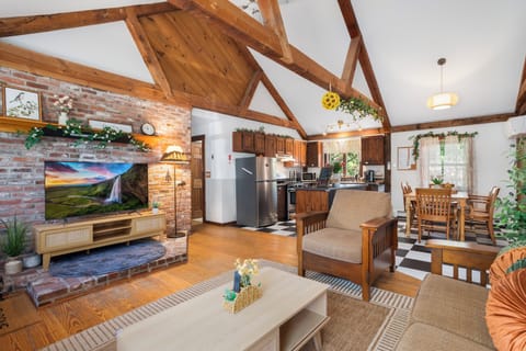 Cabin-style Living room with comfortable sofas