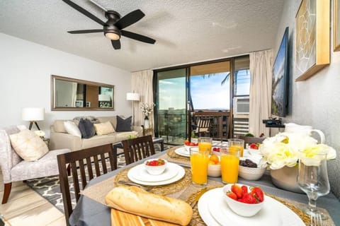 Elite Apartment, Balcony, Ocean View | Dining room