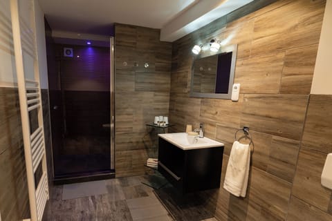 Apartment, 2 Bedrooms | In-room safe, free WiFi