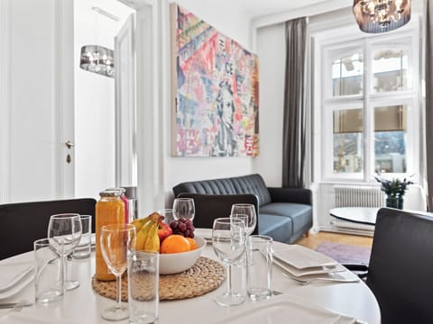 Deluxe Apartment, 3 Bedrooms, Non Smoking, Air conditioning | In-room dining