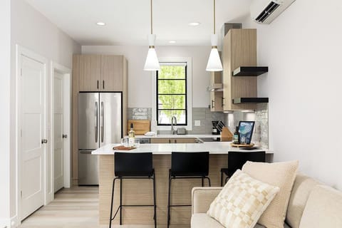 Full-size fridge, microwave, oven, stovetop