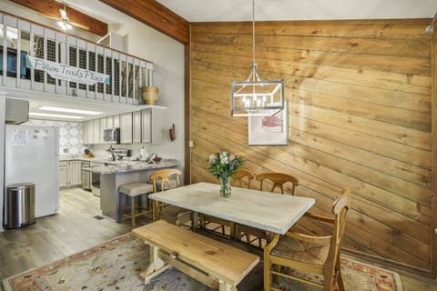 Pinon Trails Pl sleeps 8 guests & is steps away from uptown shopping and dining - 10 minutes to our charming downtown district and famous Hot Springs.