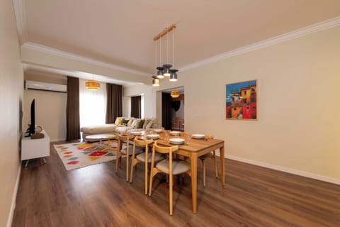 Apartment, Balcony, City View | Dining room
