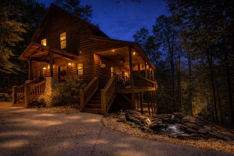 Cozy cabin glow under the stars ✨🏡—where peaceful nights and mountain magic come together.
