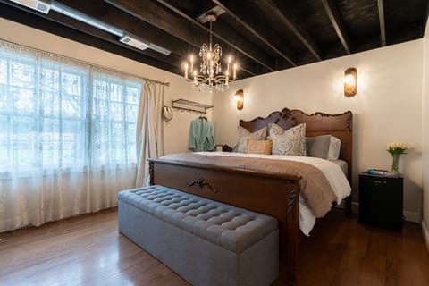 King Room | Desk, blackout drapes, iron/ironing board, free WiFi