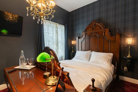 Queen Room | Desk, blackout drapes, iron/ironing board, free WiFi