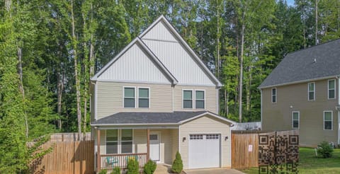 Just minutes from the Charlotte Douglas International Airport, our spacious 4 bedroom home that sleeps 11 is fully equipped to accommodate your stay