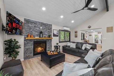 Gather, relax, enjoy 🪵 Perfect space for conversations and cozy moments. #FireplaceLounge #HomeVibes #RelaxAndUnwind